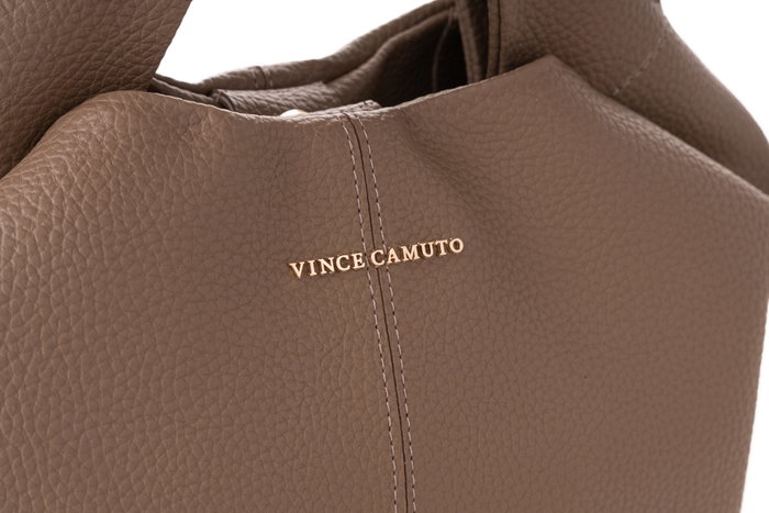 Vince Camuto Bolso Capri de Piel de Polivinilo Color Visón
